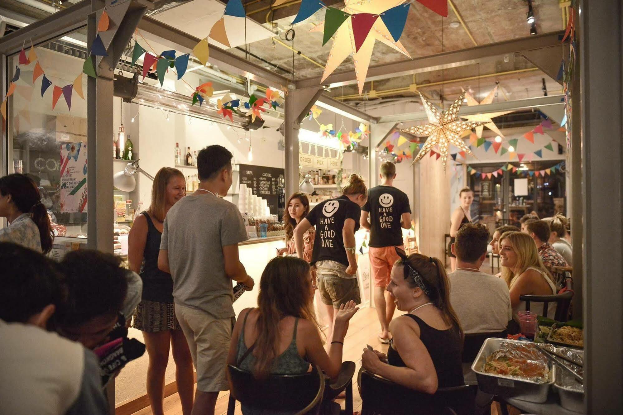 Good One Poshtel & Cafe Bar Hostel Bangkok Buitenkant foto