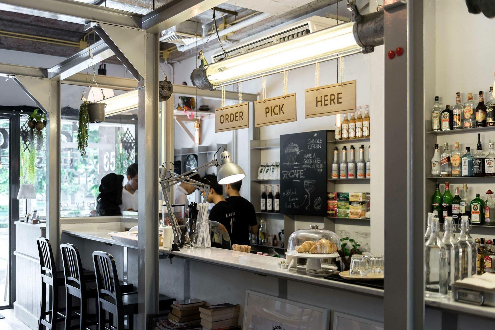 Good One Poshtel & Cafe Bar Hostel Bangkok Buitenkant foto